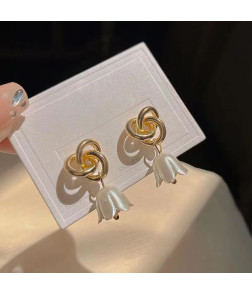 耳钉金色缠绕花朵